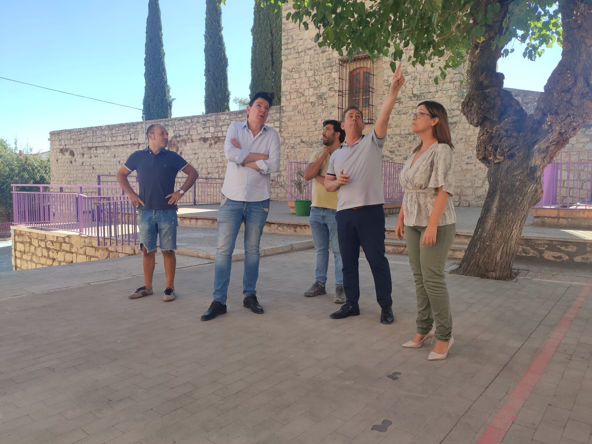 Concejales, personal de obras y del Colegio Santo Tomás de Jaén durante una visita al centro educativo