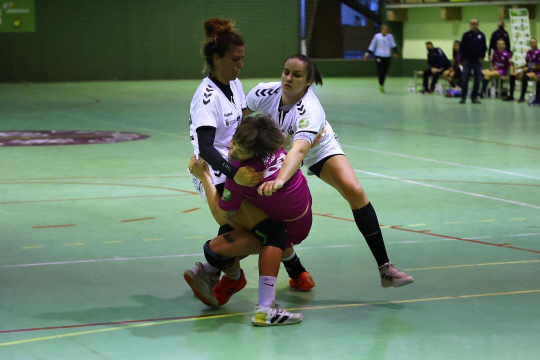 Dos jugadoras del CICAR Lanzarote Ciudad de Arrecife frenan a una contraria del Adesal Córdoba.