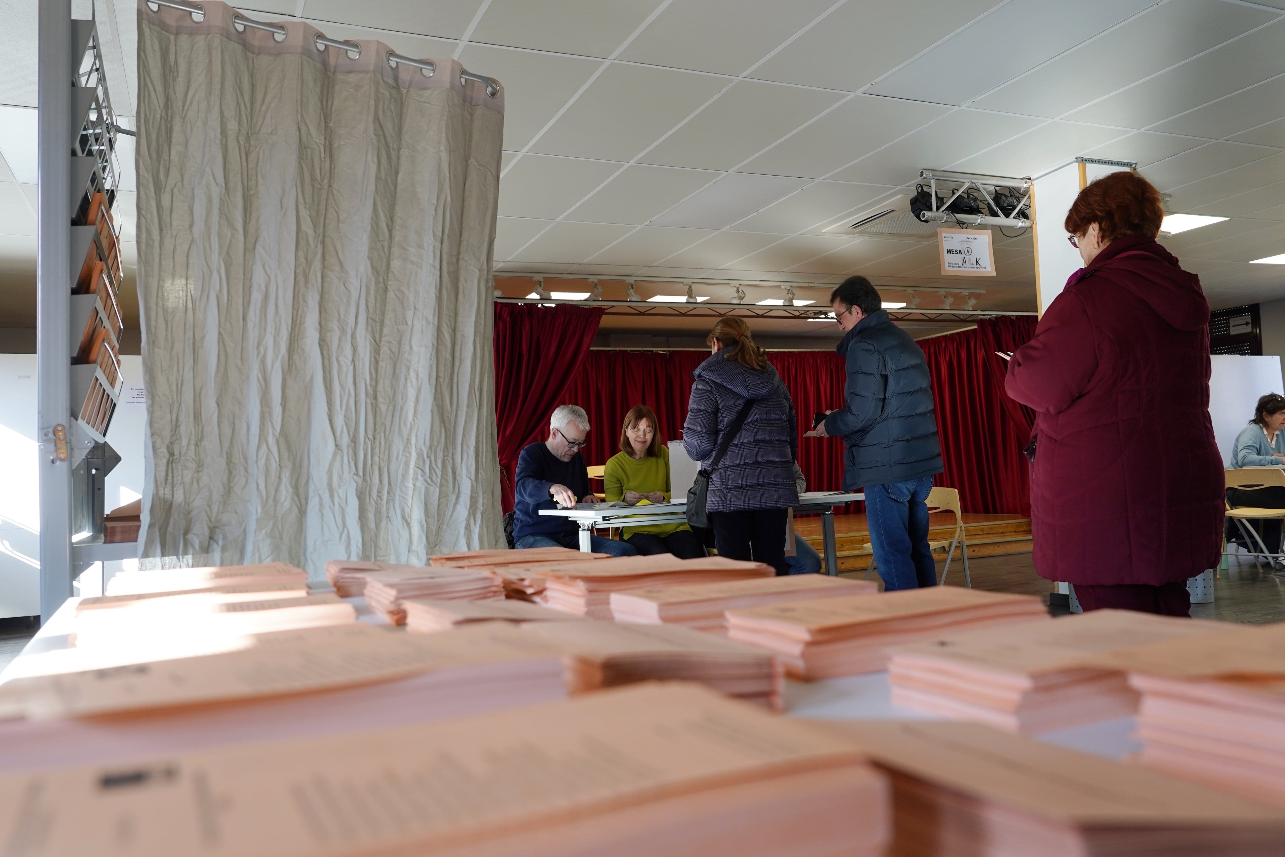 VALLADOLID, 15/03/2026.- Los ciudadanos de Castilla y León están llamados a las urnas para elegir a sus representantes en el Parlamento autonómico, en una jornada electoral marcada por la incertidumbre. EFE/Nacho Gallego