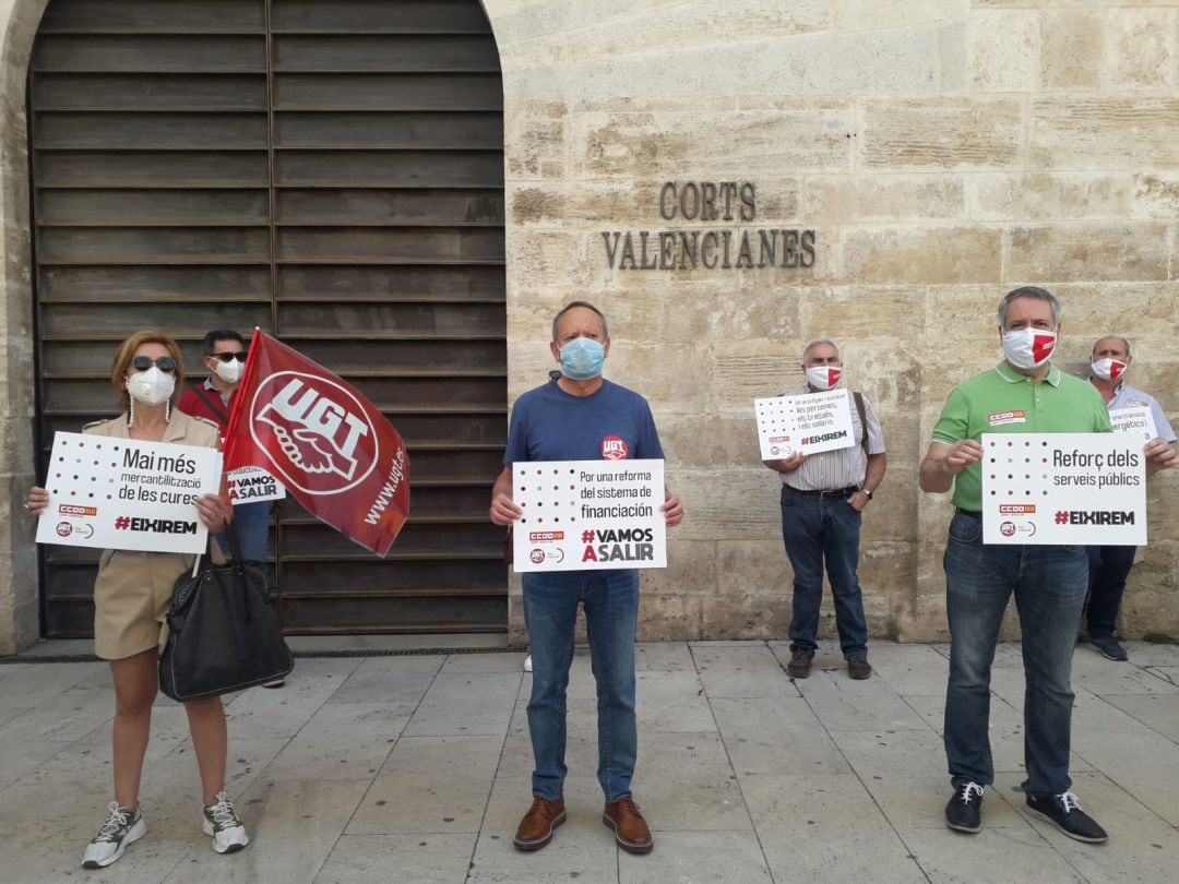 Los principales sindicatos valencianos se concentran ante Les Corts para reivindicar consenso en la política para buscar soluciones a la nueva crisis