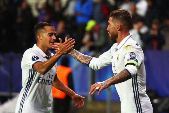 Lucas Vázquez felicita a Sergio Ramos durante el partido de la Supercopa de Europa ante el Sevilla.