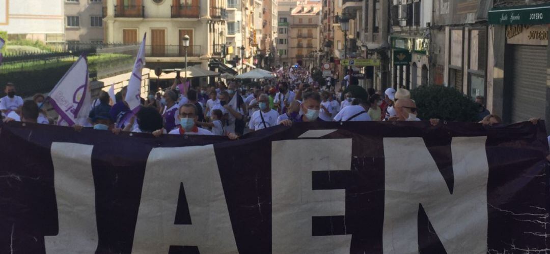 Cientos de jiennenses se han manifestado para pedir que el Real Jaén no desaparezca.