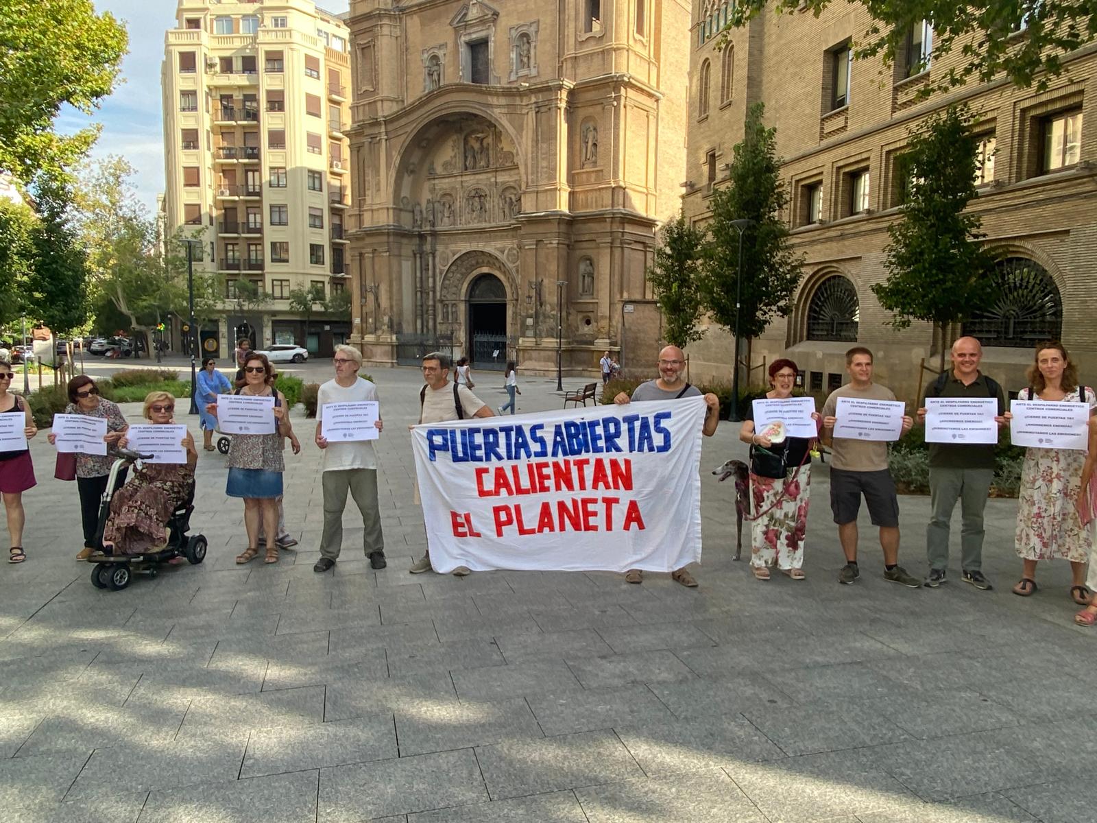 Concentración de la Asociación por la Emergencia Climática de Aragón por el derroche de aire acondicionado en los comercios de Zaragoza