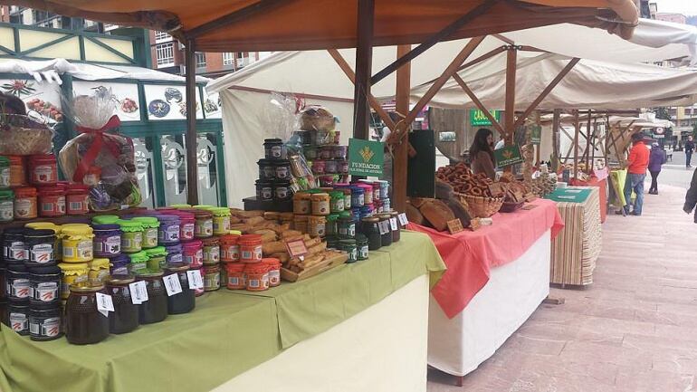 Puestos de venta habituales en el Mercado Artesano de la calle Gascona