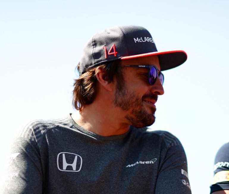 Alonso bromea con Carlos Sainz