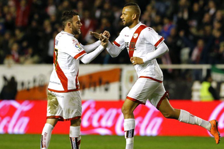 Bebé celebra con Quini uno de los goles ante Las Palmas.