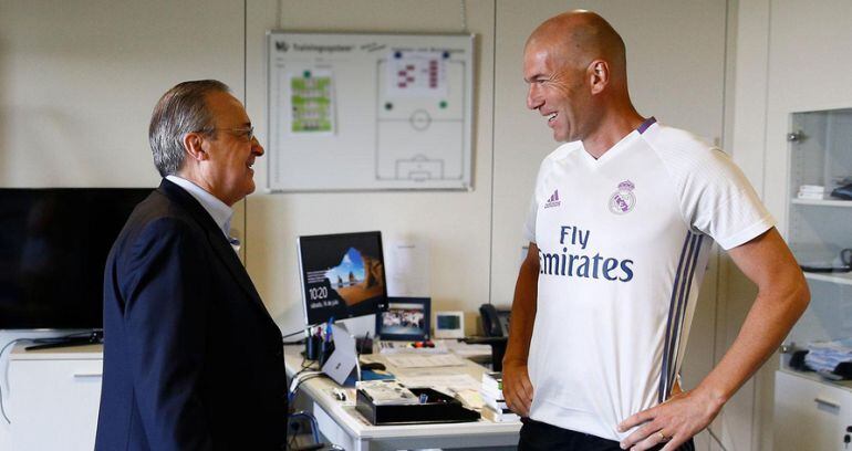 Zinedine Zidane y Florentino Pérez analizan la plantilla.