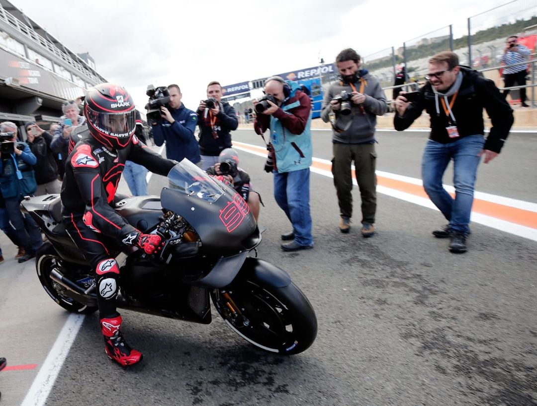 El piloto de Repsol Honda, Jorge Lorenzo, saliendo a la pista del circuito Ricardo Tormo de Cheste (Valencia) donde prueba su nueva moto. 