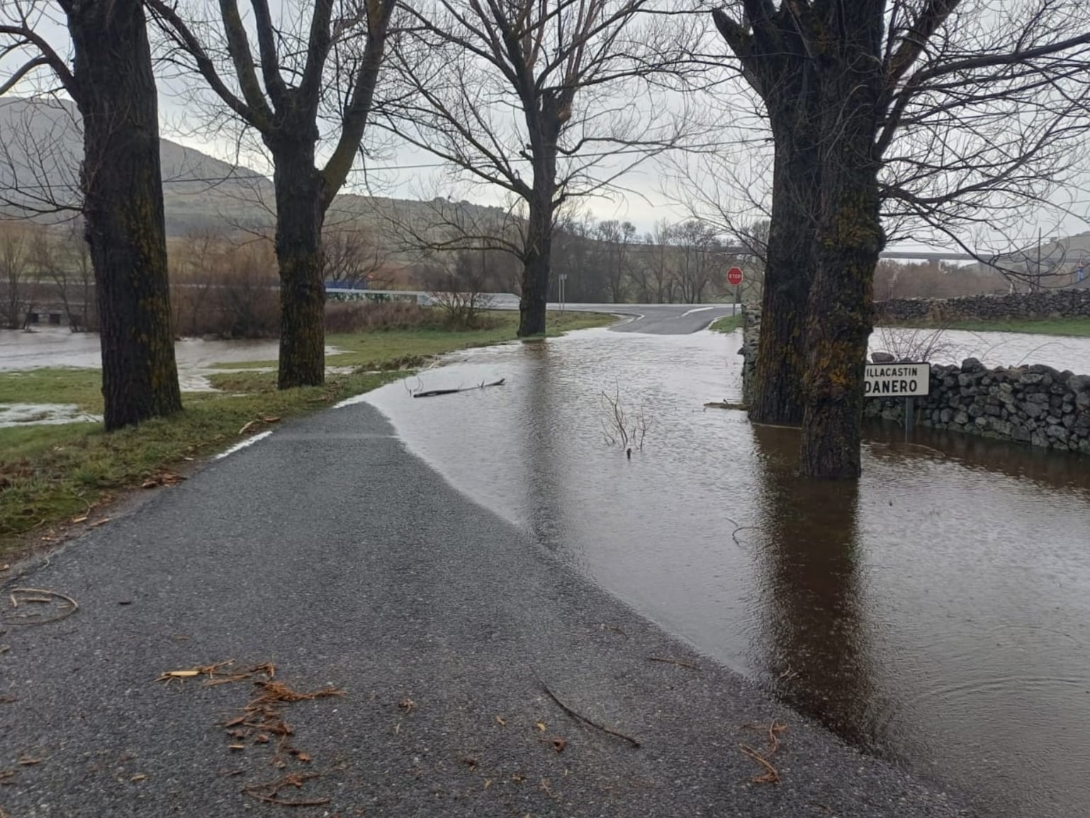 Las fuertes lluvias dejan un único acceso a El Espinar