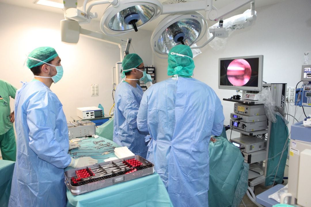 Profesionales de Traumatología durante una operación