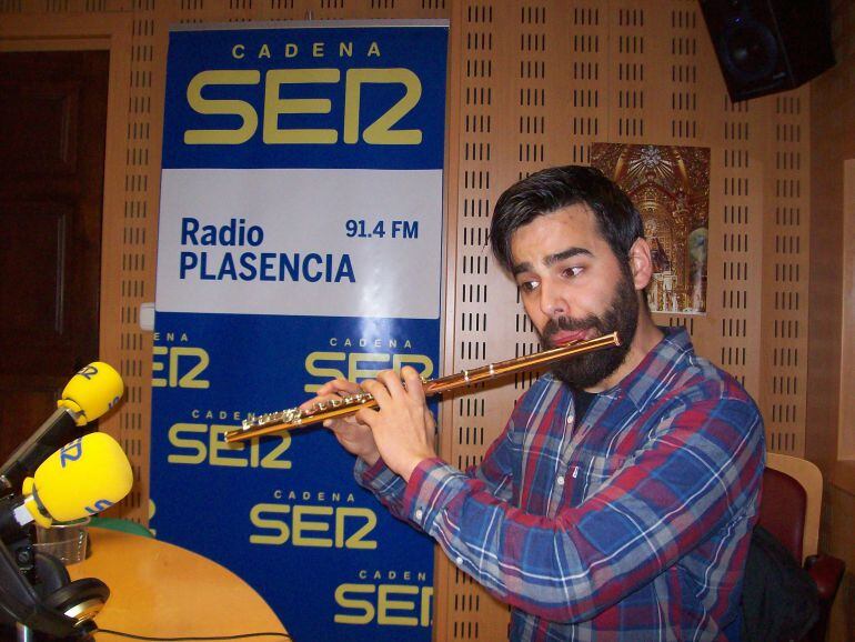 El joven flautista Francisco López interpreta los arreglos hechos por él de &quot;Canción del Fuego Fatuo&quot; de Manuel de Falla en Hoy por Hoy Norte de Extremadura.