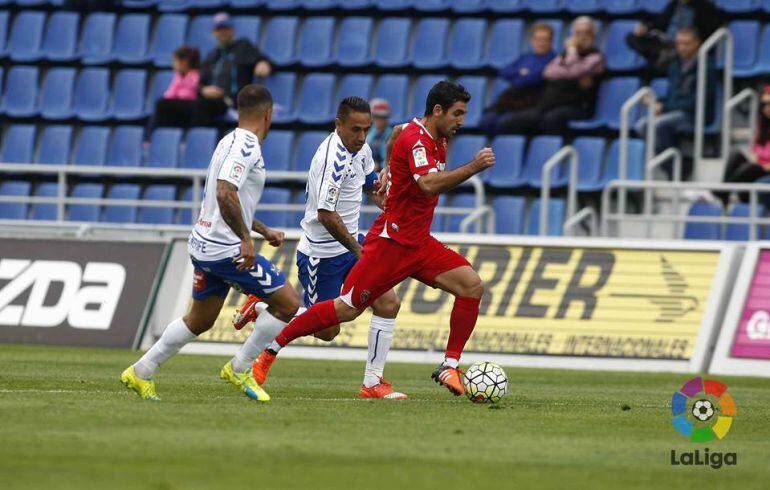 Juan Culio trata de escapar del marcaje de dos futbolistas del Tenerife