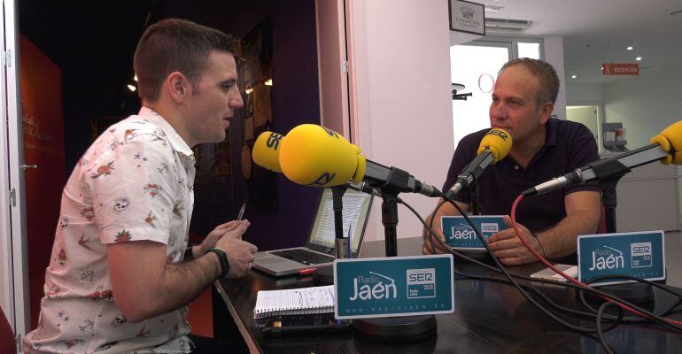 El alcalde de Arquillos, Miguel Ángel Manrique (derecha), durante un programa de Radio Jaén.