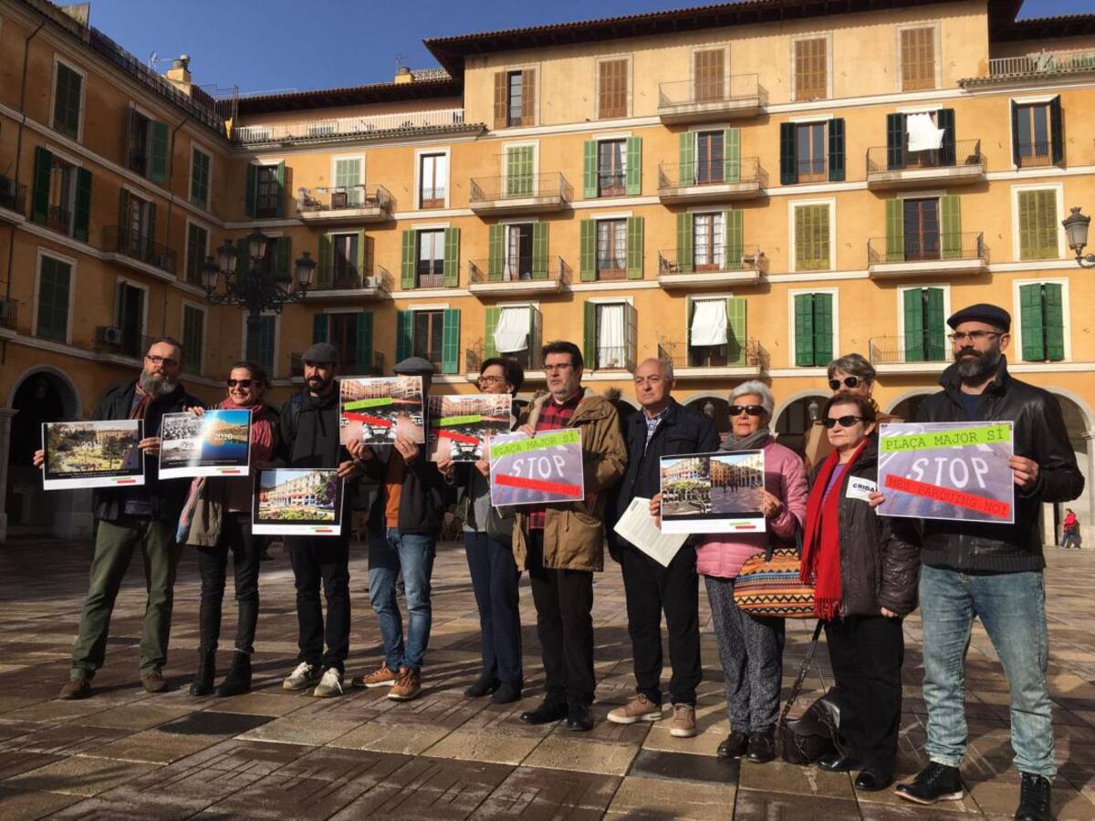 Medio centenar de entidades de Palma rechazan más plazas de aparcamiento en la Plaza Mayor