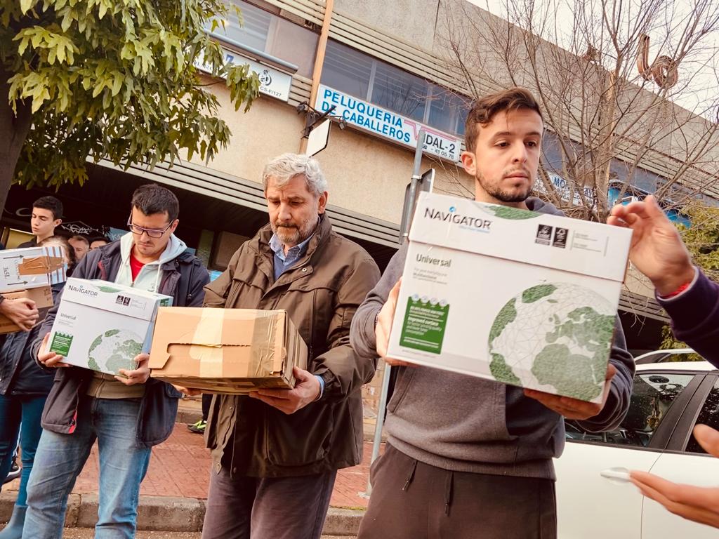 Una &#039;cadena humana&#039; de voluntarios carga donaciones para llevar a la frontera entre Ucrania y Polonia desde Córdoba