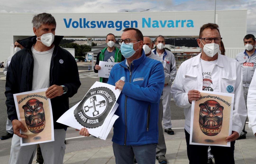 Un grupo de trabajadores de Volkswagen Navarra durante la concentración que han llevado a cabo este martes ante la factoría de Landaben con la que han querido mostrar todo su apoyo a sus compañeros de Nissan de Barcelona y de Alcoa en Lugo