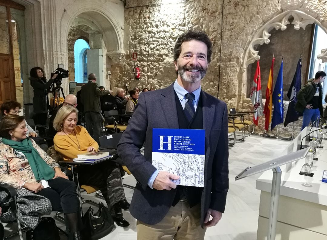 Miguel Larrañga Zulueta posa con su nuevo trabajo durante la presentación realizada en la sala capitular del convento de Santa Cruz la Real