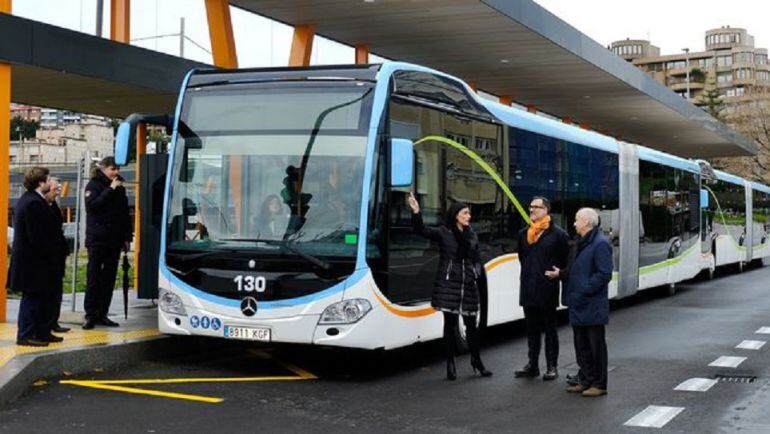 La alcaldesa y el concejal de movilidad en el intercambiador del Sardinero.