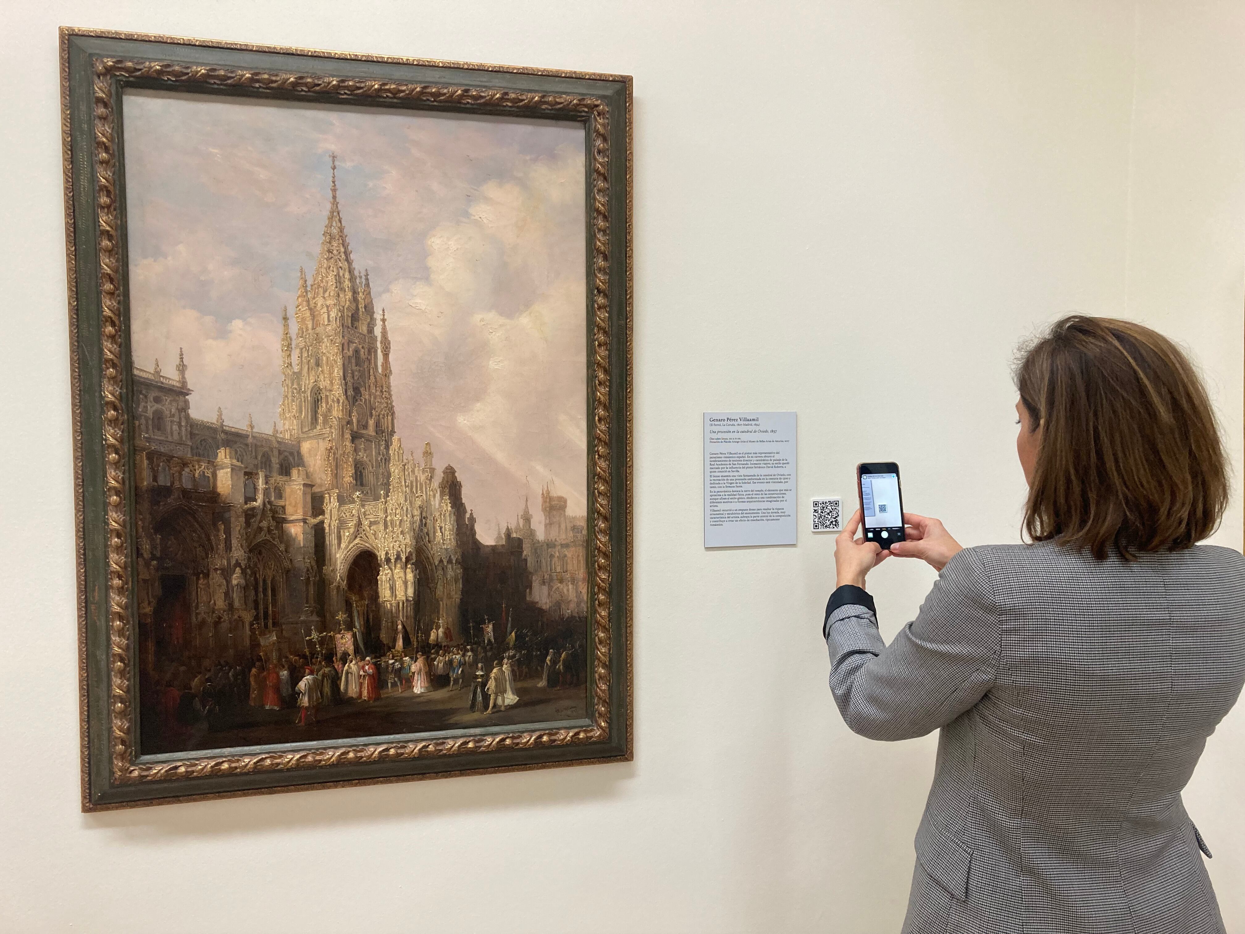 Una visitante utiliza los códigos QR en el Museo de Bellas Artes de Asturias