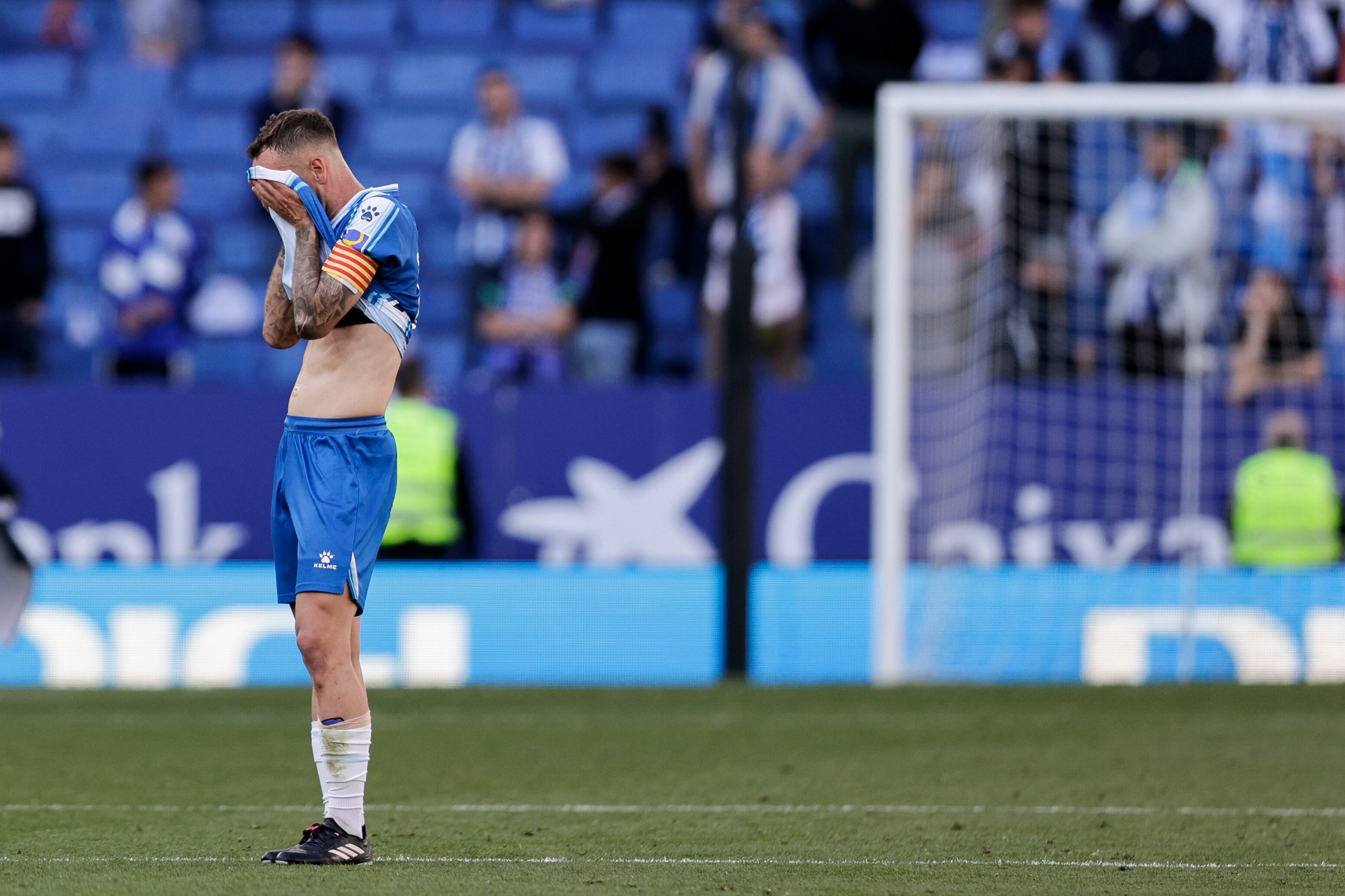 Sergi Darder se lamenta en el centro del campo al término del encuentro entre RCD Espanyol y Athletic Club