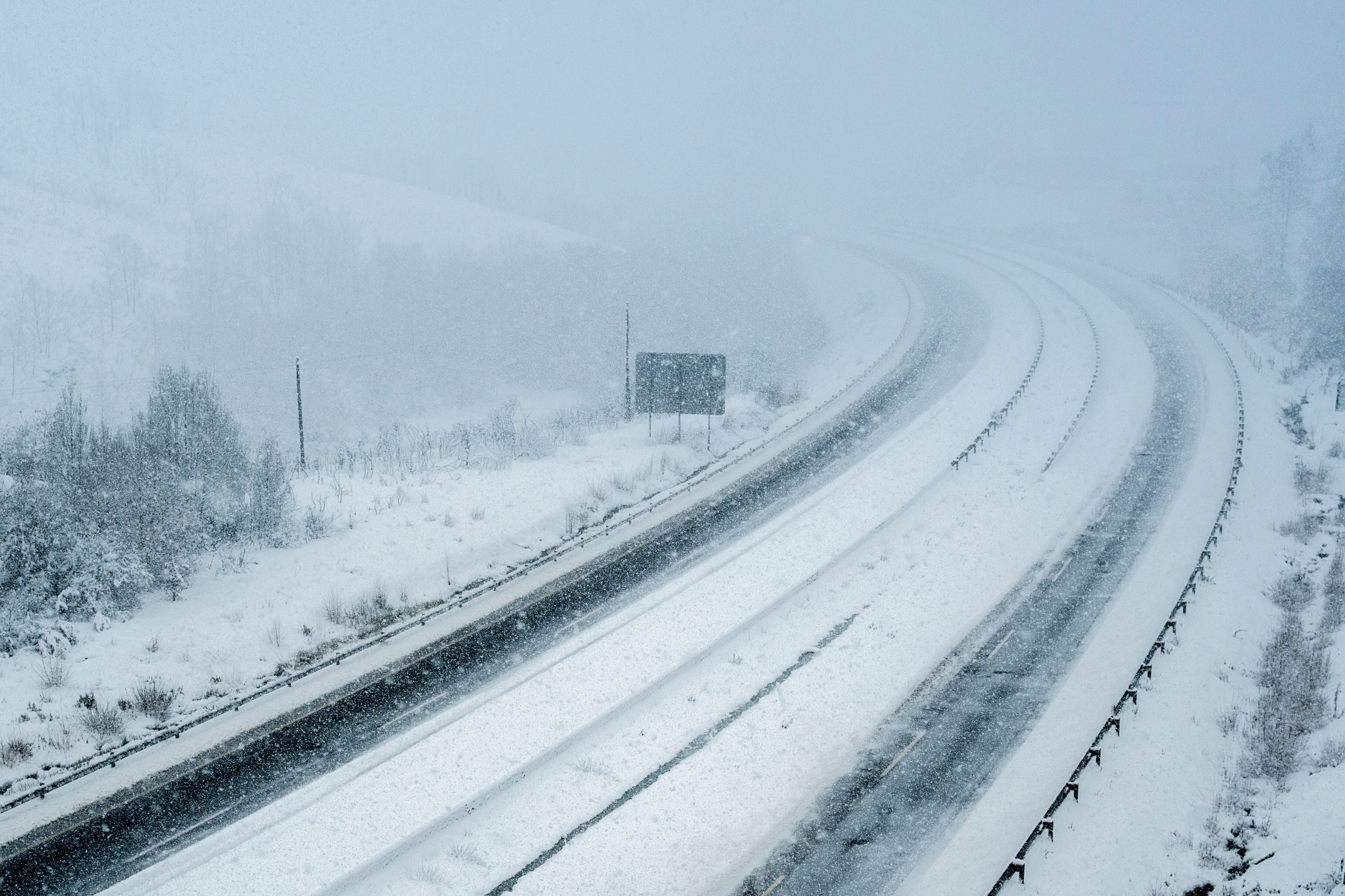 Fotografía de la Autovía A-52, cubierta de nieve en el municipio de A Gudiña (Ourense).