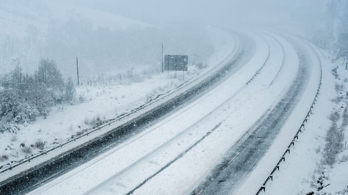 La DGT levanta las restricciones a camiones en la entrada a Galicia, aunque la nieve sigue condicionando las comunicaciones en puntos del interior