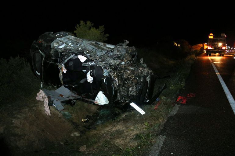 Imatge de vehicle en què viatjaven les dues víctimes mortals, i de la furgoneta que també s'ha vist implicada en l'accident, al fons. Imatge del 6 de maig del 2018. (Horitzontal)