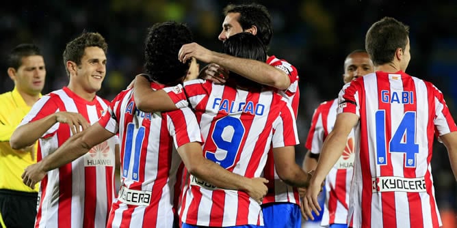 El jugador del Atlético de Madrid, el colombiano Falcao García (c), celebra con sus compañeros un gol ante Millonarios durante el encuentro amistoso disputado en el Estadio Nemesio Camacho &quot;El Campín&quot; de Bogotá