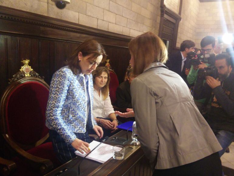 L'Alcaldessa, Marta Madrenas i Sílvia Paneque just abans de començar el ple.