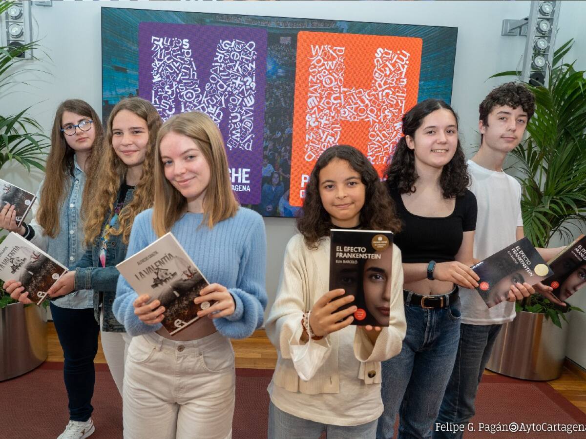 Alfredo Sanzol y Elia Barceló se alzan con los Premios Mandarache y Hache 2022