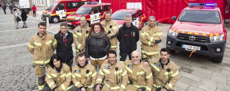 Rocío Fraga con los bomberos