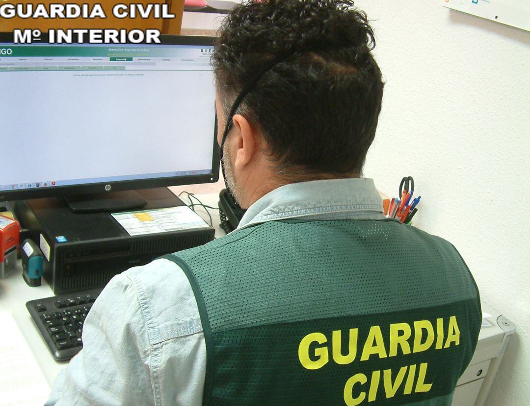 La Guardia Civil investiga a tres personas en València por falsificar PCR para salir del país