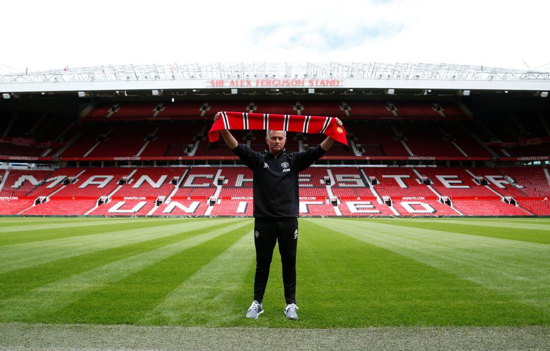 José Mourinho durante su presentación con el ManU. 