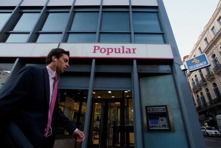 Un trabajador a las puertas del Banco Popular