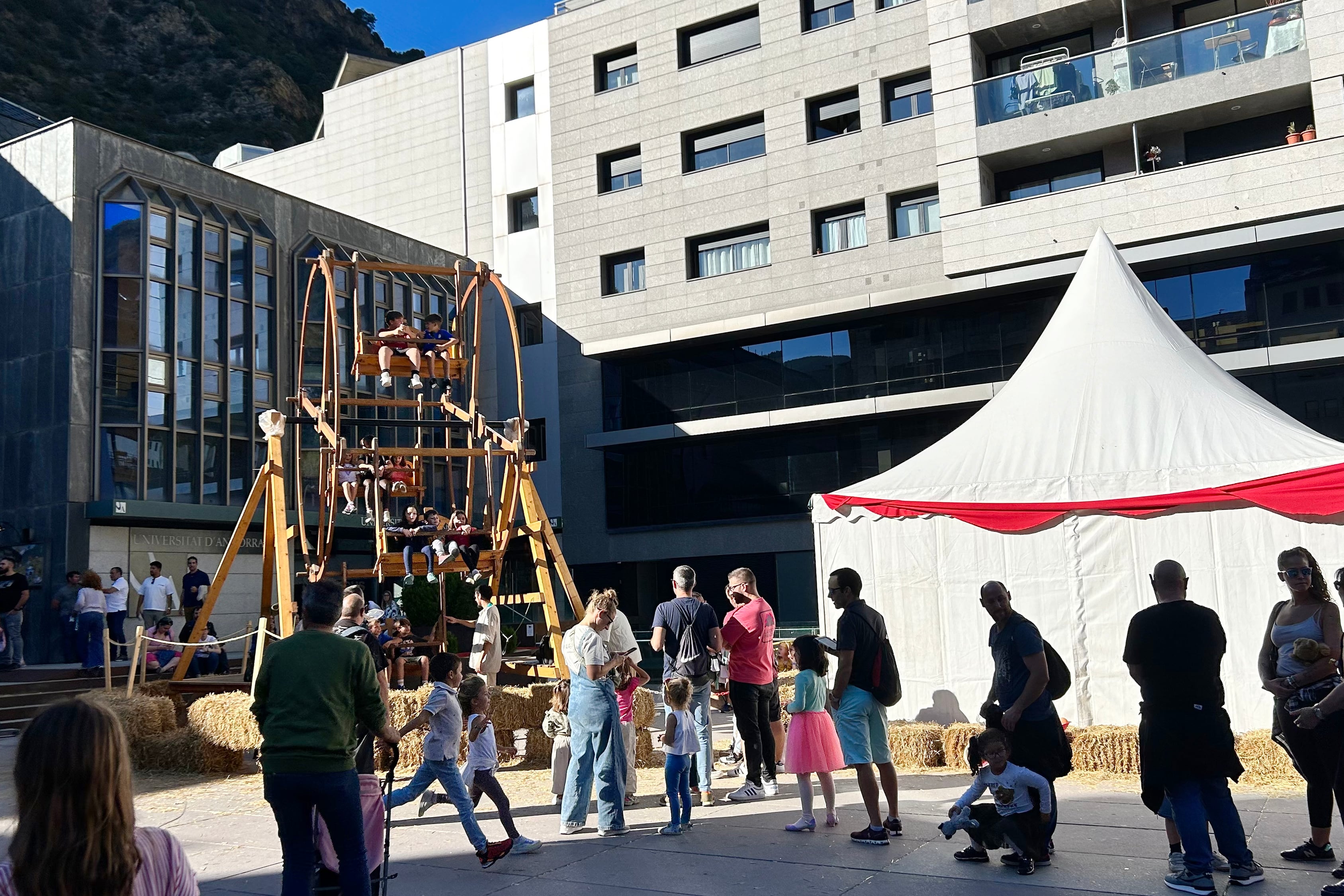 La nòria de fusta instal·lada a la plaça de la Germandat amb motiu de la 20a edició de la Vila Medieval de Sant Julià de Lòria.