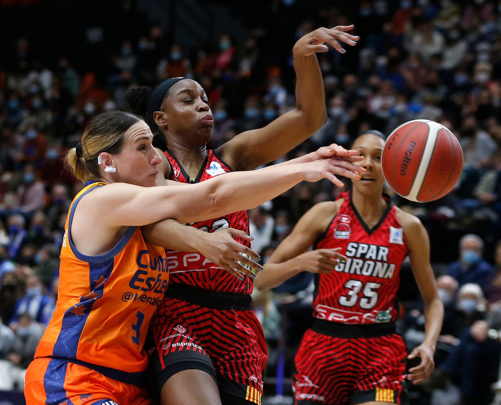 Las jugadoras del Valencia Basket Itziar German y Spar Girona Kennedy Burke, durante el partido de semifinales de la Copa de la Reina de baloncesto, disputado este sábado en el pabellón de la Fuente de San Luis Valencia- EFE/ Miguel Ángel Polo