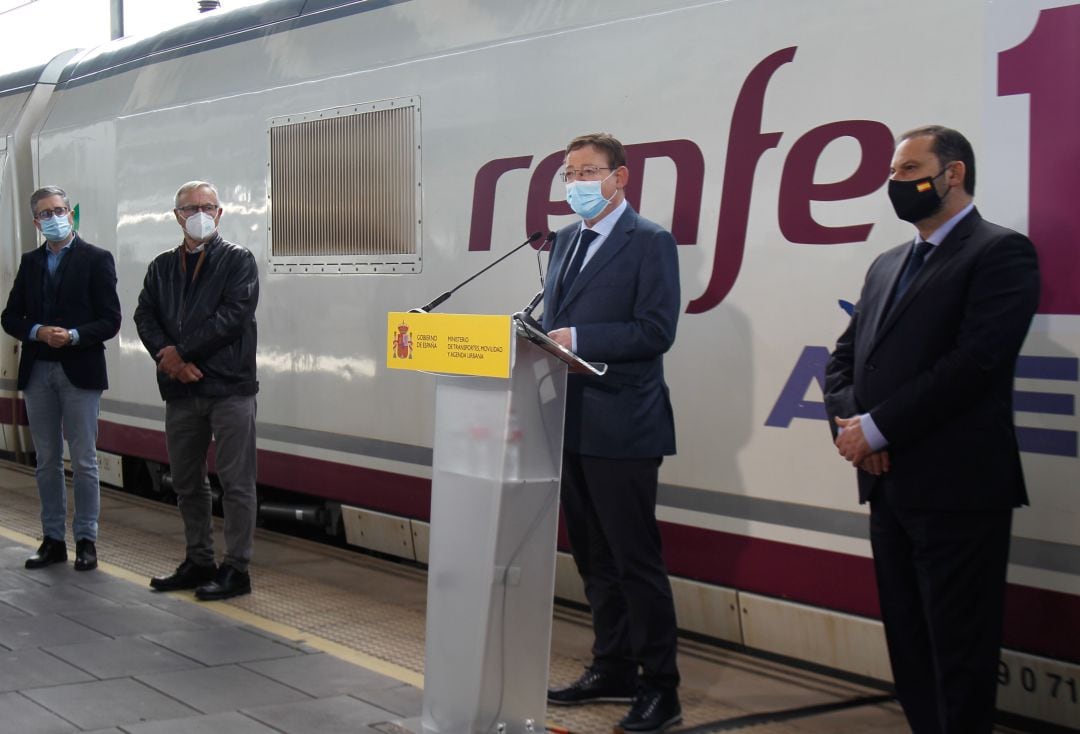 Ximo Puig, junto al ministro de Transportes José Luis Ábalos y al alcalde de València, Joan Ribó, en el acto por el décimo aniversario de la conexión entre Madrid y València a través de la alta velocidad. 