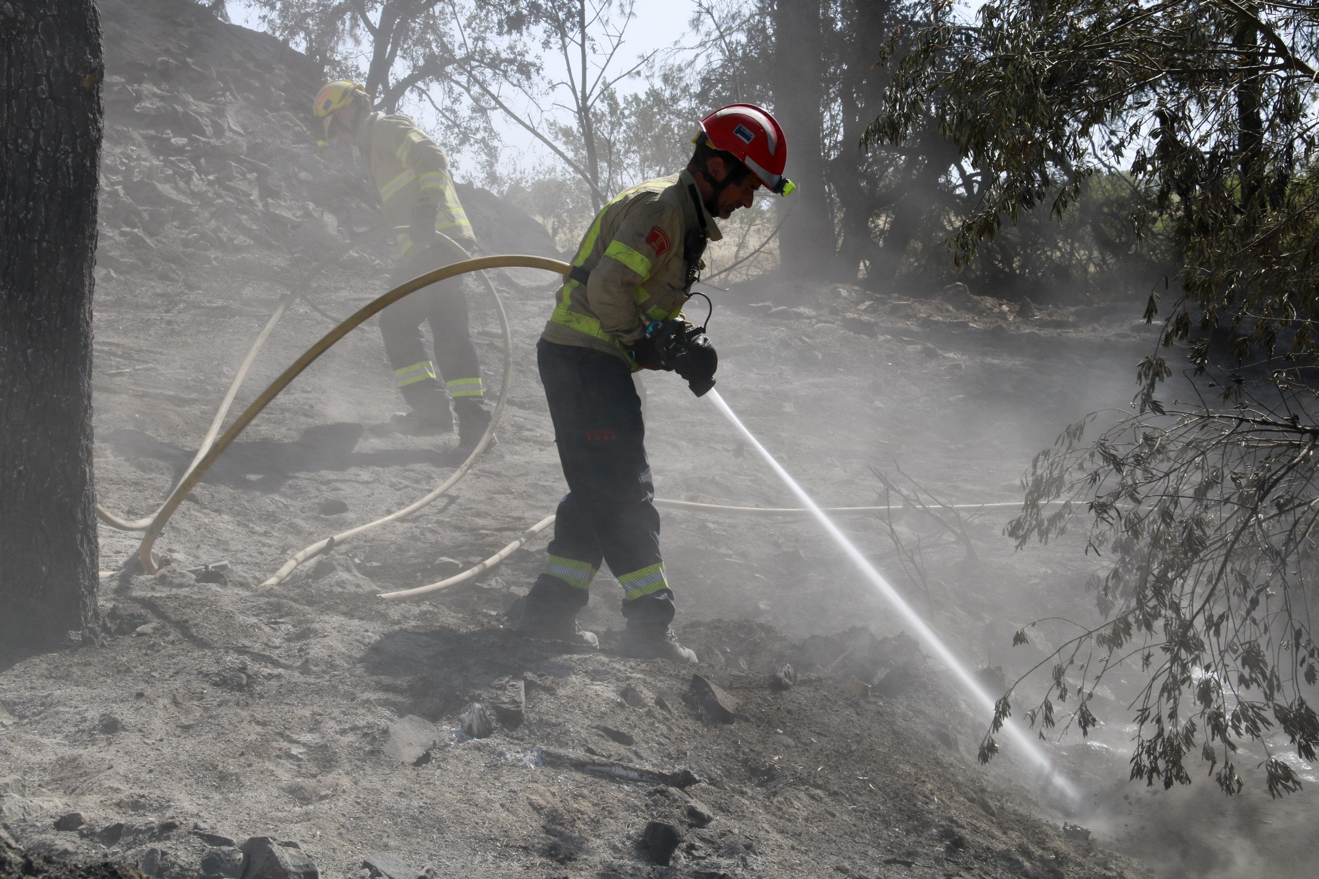 Bombers remullant en la zona afectada per l'incendi de Ciutadilla. Foto: ACN.