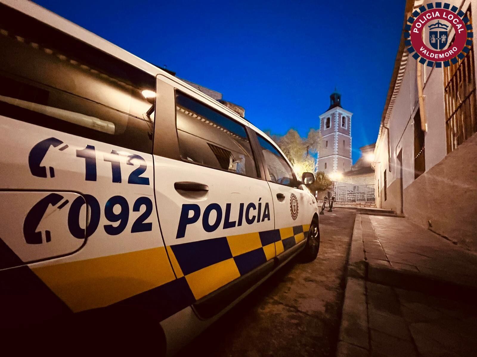 Un vehículo patrulla en el centro del municipio