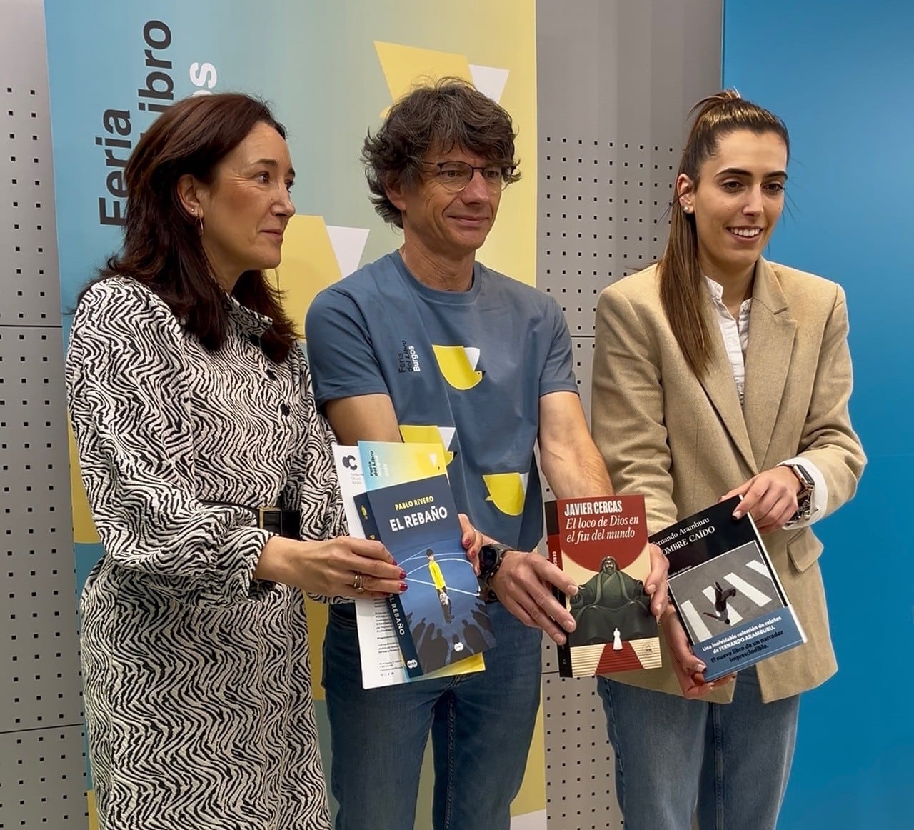 Laura Sebastián, directora general de la Fundación Círculo, Álvaro Manso, presidente de la Asociación Provincial de Libreros de Burgos y Andrea Ballesteros, concejala de Cultura del Ayuntamiento de Burgos