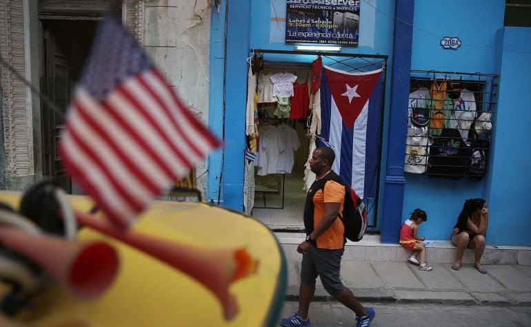 Las calles de Cuba ya empiezan a lucir banderas estadounidenses en sus calles. 