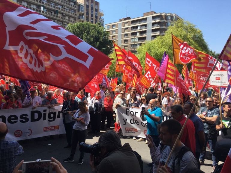 Concentración de UGT y CCOO en la sede de Cepyme en la plaza Roma de Zaragoza 