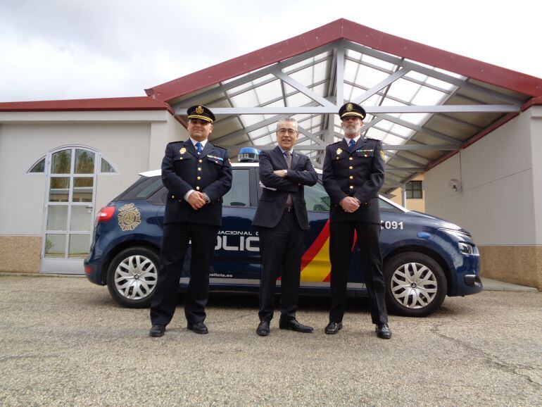 El nuevo inspector jefe de Aranda, Joaquín Gomá (izq), acompañado del subdelegado, Roberto Saiz, y del comisario provincial, Jesús María Nogales