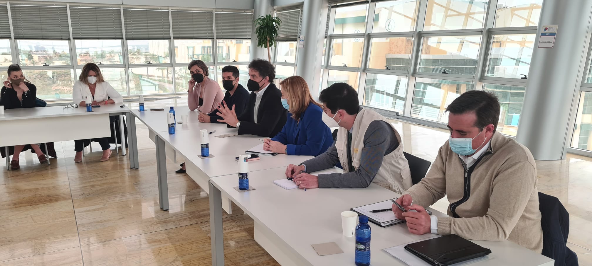 Francesc Colomer (el cuarto por la derecha) en un momento de la reunión con representantes del sector turístico