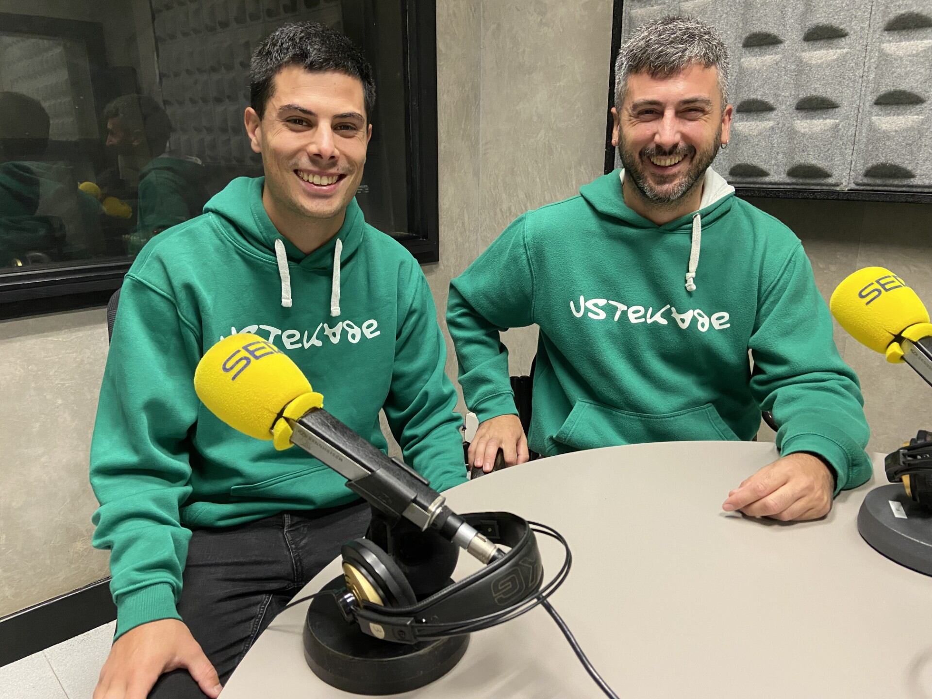 Danel Montero y Josu Mendicute son dos de los integrantes actuales de la txaranga