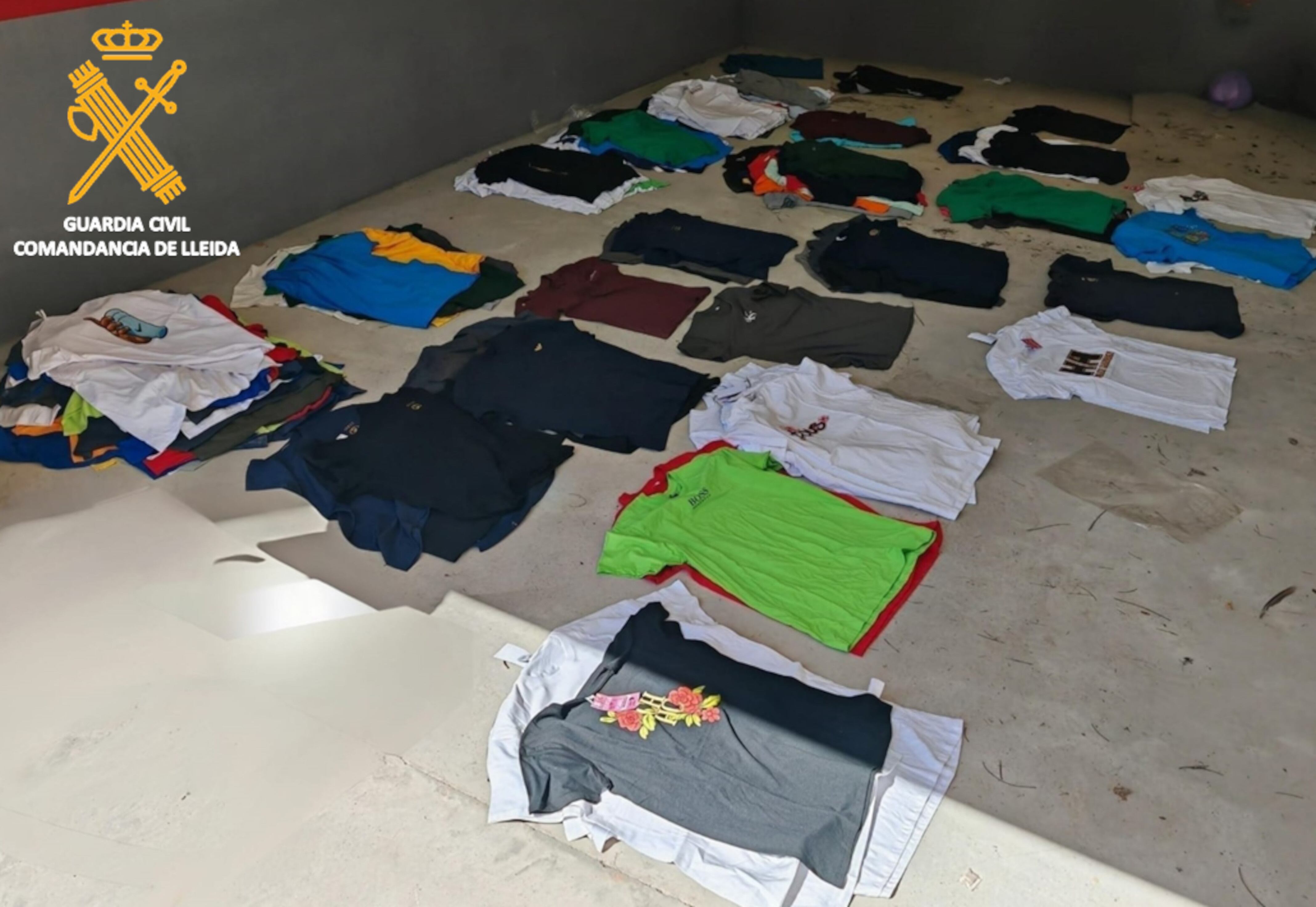 Roba falsificada per valor de 24.000 euros requisada al mercat de Cervera.