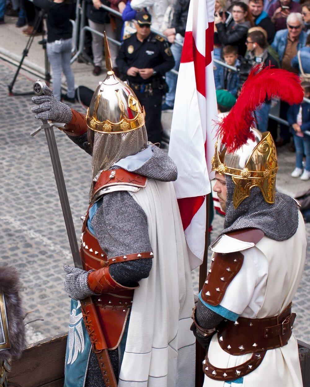 La Asociación de San Jorge premia a Juan Climent y Santiago Carbonell por los nuevos diseños que llevarán el embajador cristiano y sargento cristiano de las próximas Fiestas de Alcoy.