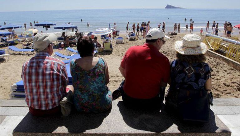 Dos parejas, en una playa de Benidorm