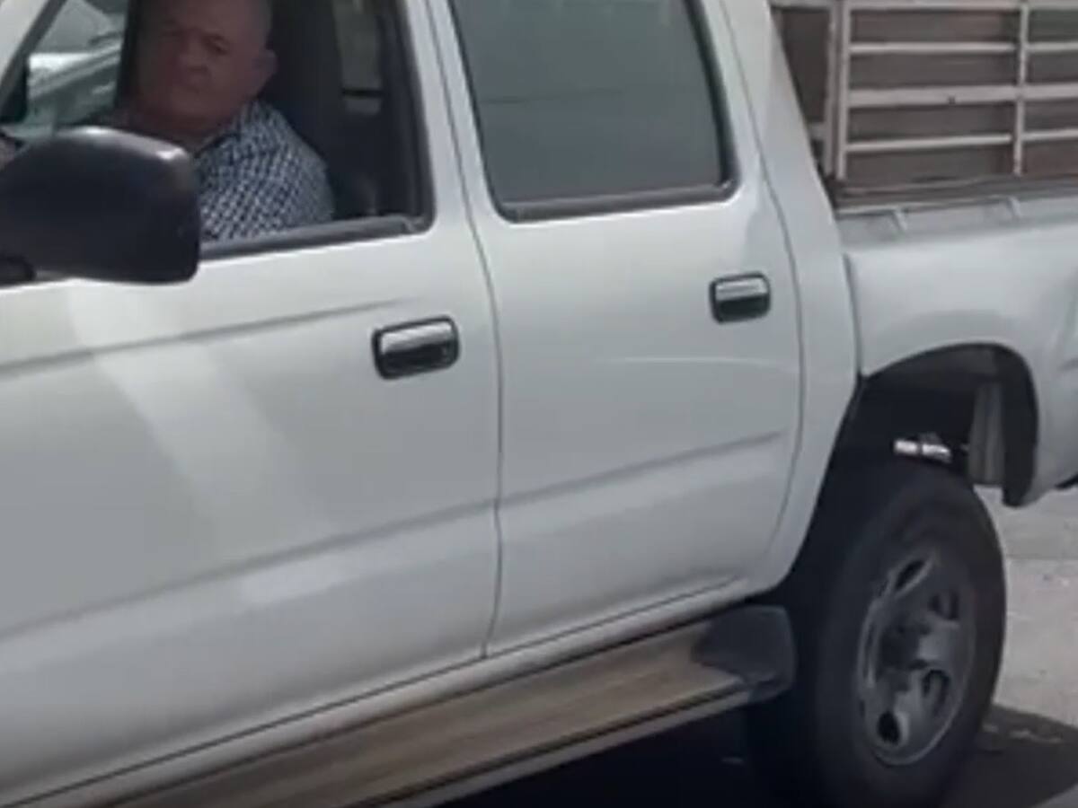 "Estás estorbando": desbloquea un coche en doble fila a cañonazos y se convierte en un ídolo en las redes