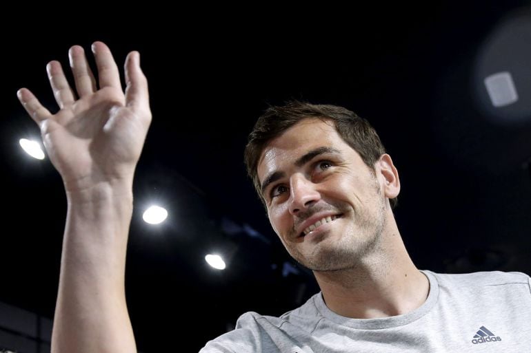 Iker Casillas saluda a su llegada a la firma de un acuerdo de colaboración entre Futbol Factory y Casillas World